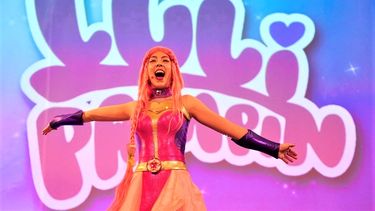 La artista de Mendoza Luli Pampín es seguida por una multitud.