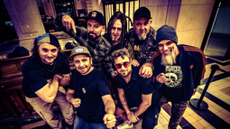 Karamelo Santo regresa a su primer y gran amor: patalarrastra en el Olimpo