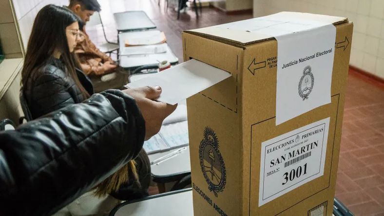 El oficialismo no concigue avales para su reforma política.