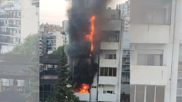 Feroz incendio y el pedido de auxilio de la gente en un edificio en Recoleta