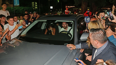Lio Messi fue acompañado por mucha gente.