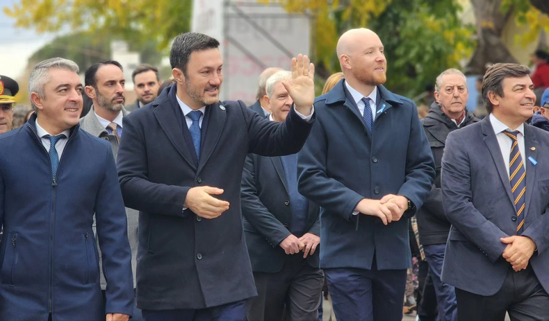 El ministro de Defensa Luis Petri estuvo presente en los festejos de Luján de Cuyo junto al intendente Esteban Allasino.