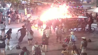 mercedes rus y ulpiano suarez repudiaron el incendio del arbol de navidad en la peatonal sarmiento