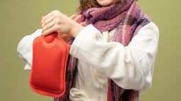 Reciclaje creativo: el tesoro de tu bolsa de agua caliente vieja que podés convertir en un objeto útil
