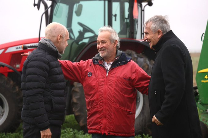 Horacio Rodríguez Larreta y Gerardo Morales junto al titular del campo en Río Cuarto donde se realizaron los anuncios.