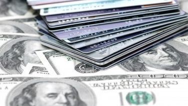 Crece el protagonismo del dólar: avanzan medidas para pagar en cuotas con tarjeta