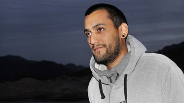 El hombre fue hallado asesinado y atado de pies y manos a una silla en su departamento El hombre fue hallado asesinado y atado de pies y manos a una silla en su departamento