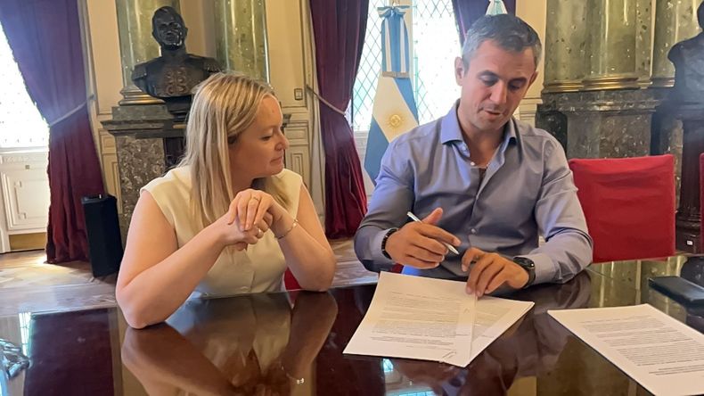 Hebe Casado firmó un convenio con Martín Menem para mejorar el proceso legislativo en Mendoza (Foto: Legislatura Mendoza)