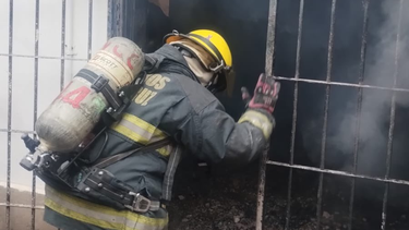 Varias dotaciones de Bomberos trabajaron intensamente para contener las llamas Varias dotaciones de Bomberos trabajaron intensamente para contener las llamas