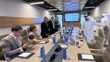 El gobernador Alfredo Cornejo viajó a los Emiratos Árabes para explorar alianzas.