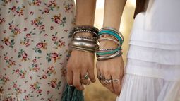 Qué revela la psicología sobre las personas que usan muchos accesorios