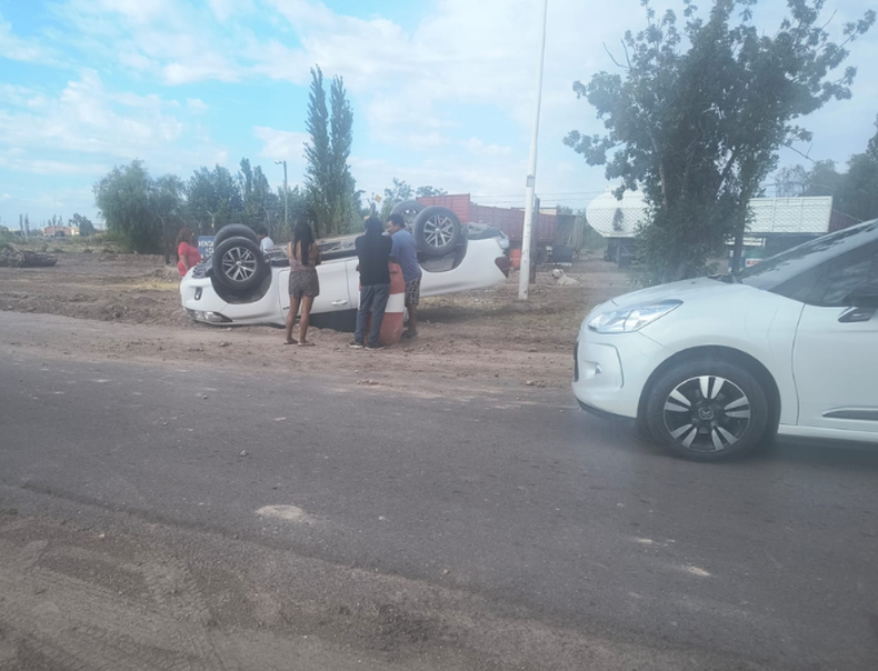 Conducía muy alcoholizado, perdió el control de su auto y volcó en el Acceso Este