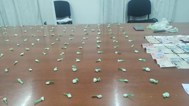 el trabajo por turno, un cuidador, un delivery y la venta de cocaina en un bunker de ciudad
