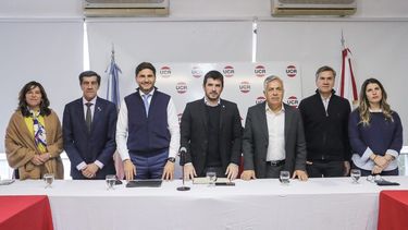 Cornejo volvió a encontrarse con los gobernadores radicales. Cornejo volvió a encontrarse con los gobernadores radicales.