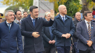 El ministro de Defensa Luis Petri estuvo presente en los festejos de Luján de Cuyo junto al intendente Esteban Allasino.