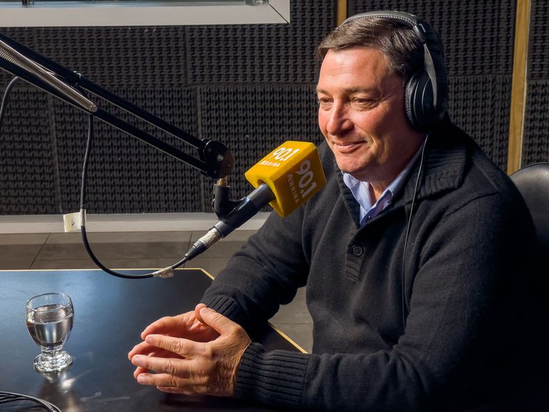 El candidato a gobernador por el Frente Elegí, Omar Parisi, visitó los estudios de Medios Andinos en la previa de las elecciones 2023.