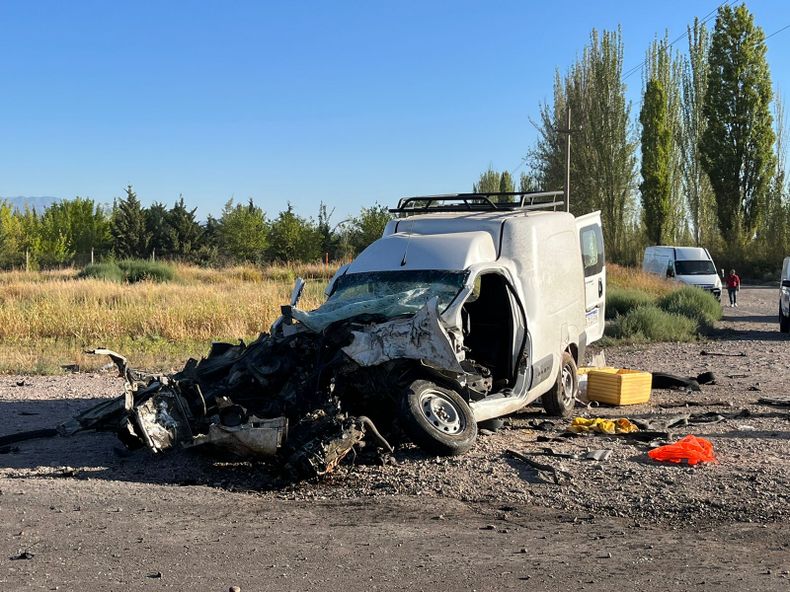 La camioneta Fiat Fiorino quedó destrozada tras el siniestro vial ocurrido en Luján.&nbsp;