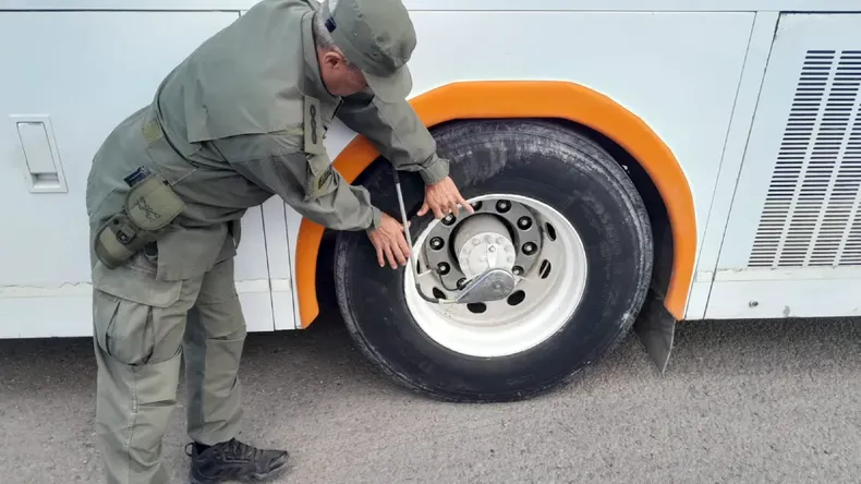 Un colectivo que se dirigía a Chile por un tour de compras quedó retenido por circular en malas condiciones.