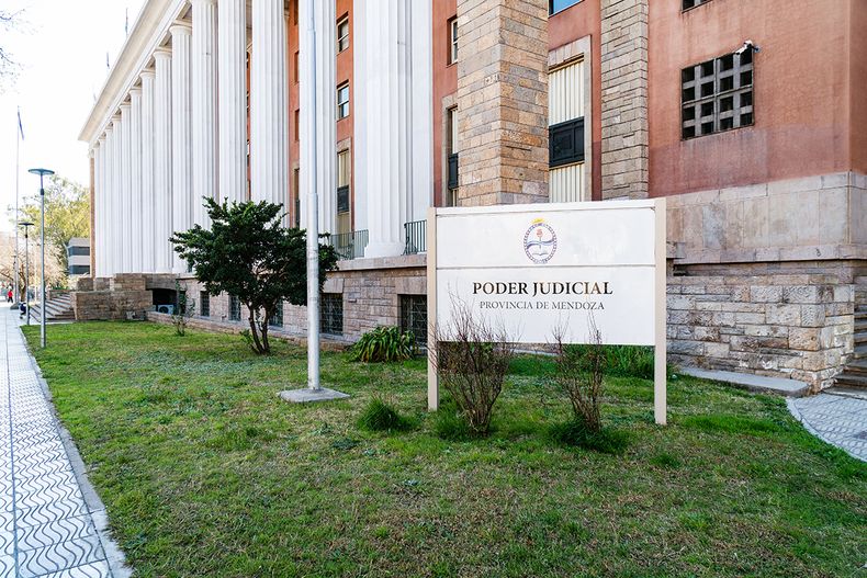 El Gobierno de Mendoza otorgó un aumento salarial por decreto a los empleados judiciales.