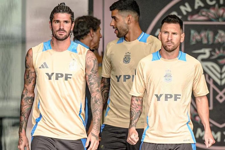 El llamativo cambio de look de Rodrigo De Paul que Messi no tardó en comentar