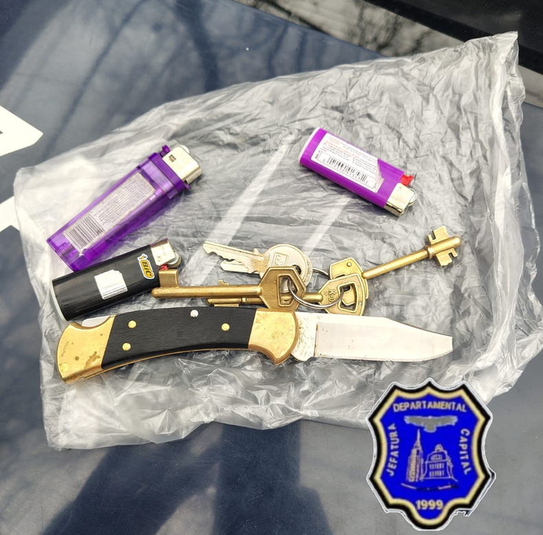 Los uniformados secuestraron la navaja y un juego de llaves que llevaba entre sus pertenencias.
