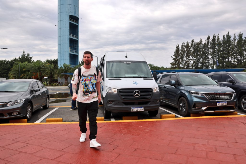 Un hincha se coló en la concentración y se acercó a Lionel Messi.