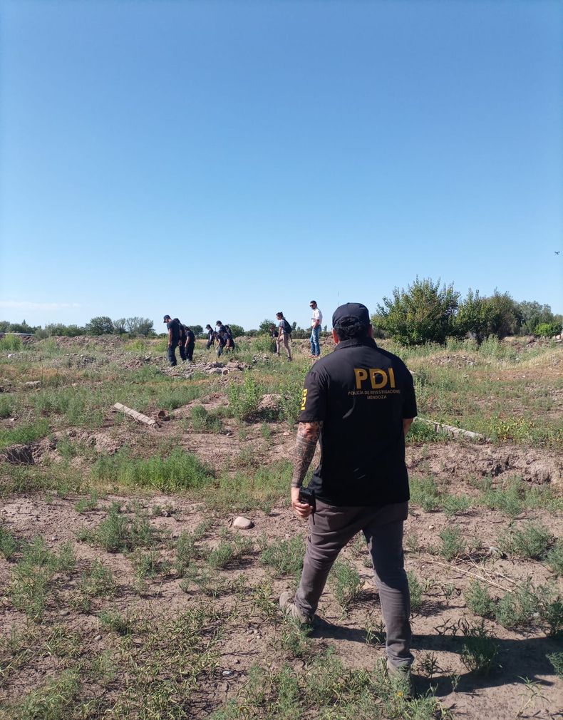 Personal de Investigaciones en el lugar