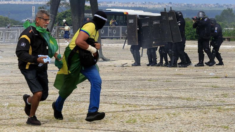 Jair Bolsonaro es acusado de difundir afirmaciones infundadas sobre el sistema de votaci&oacute;n de Brasil en las elecciones del a&ntilde;o pasado