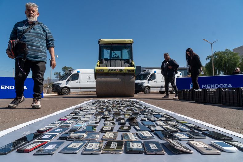 Una aplanadora destruyó celulares de las cárceles de Mendoza
