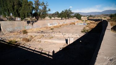 El Gran Mendoza cuenta con una extensa red de diques aluvionales, colectores, canales y zanjones que permite captar, regular y conducir las crecidas. El Gran Mendoza cuenta con una extensa red de diques aluvionales, colectores, canales y zanjones que permite captar, regular y conducir las crecidas.
