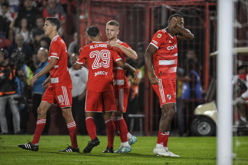 Cinco goles de Independiente a Huracán en el Tomás Adolfo Ducó