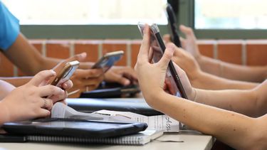 Uso de celulares en escuelas de Mendoza: ¿se restringe o se busca integrarlo en las clases?Foto: Gentileza Stock Adobe