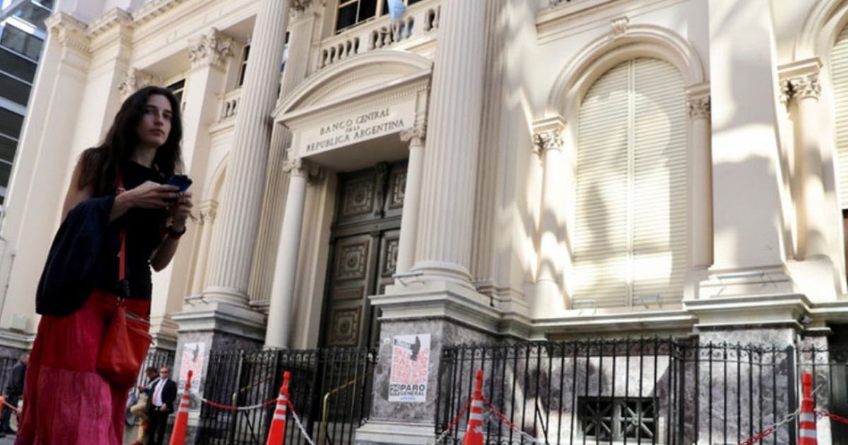 Para Moodys, el sistema financiero argentino está muy débil