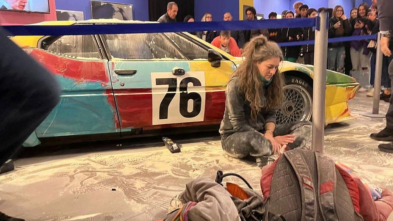Activismo ecológico: esta vez le tocó a una obra de Andy Warhol