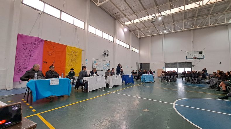 Debate de candidatos a Intendente en el Colegio Santa Rosa de Lima.