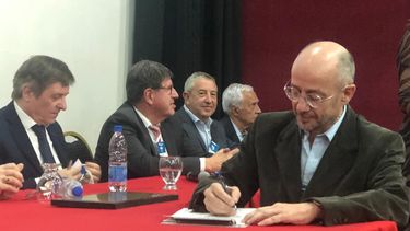 Germán Guido Lavalle, presidente de la CNEA, firmando el apoyo de Argentina al Observatorio Pierre Auger.