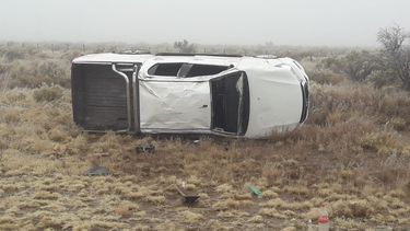 La Toyota Hilux iba por San Carlos cuando volcó.&nbsp;