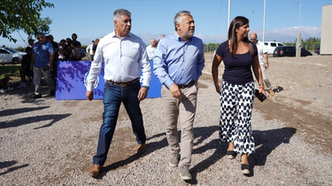 El gobernador Alfredo Cornejo entregó viviendas en Tupungato y se refirió a la situación política y económica nacional.