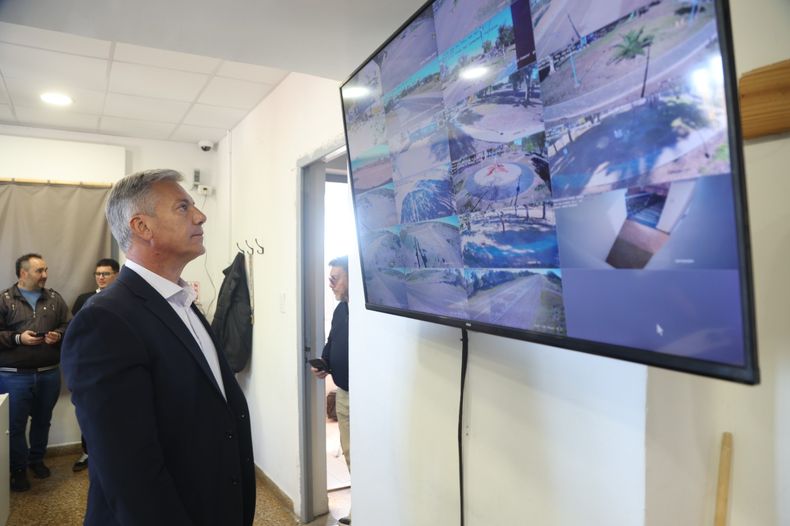 El intendente Alejandro Molero visitó el Centro de Monitoreo de las cámaras de seguridad y anunció que instalarán estos dispositivos en las escuelas. 