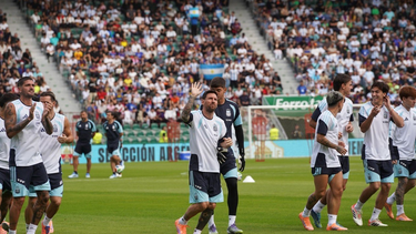 Un estadio repleto vibró con Messi y la Selección antes del último amistoso del año. Un estadio repleto vibró con Messi y la Selección antes del último amistoso del año.