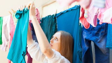 Sitio Andino | Mujer colgando ropa