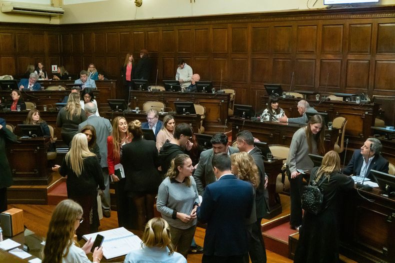Durante el debate hubo varios cuartos intermedios para incoporar cambios al proyecto original de autonomía municipal.