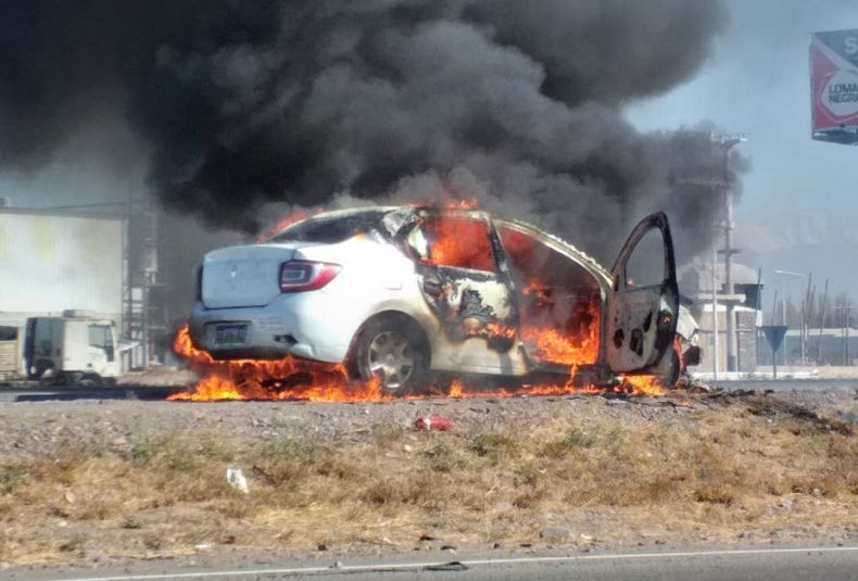 Renault Logan incendiado