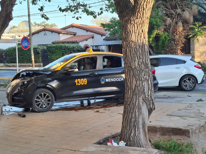 Una mujer resultó con heridas en varias partes del cuerpo tras el accidente vial. 