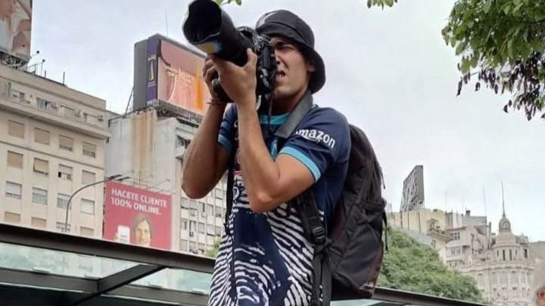 El fotoperiodista sufrió un fuerte impacto de una cápsula de gas lacrimógeno por parte de Gendarmería