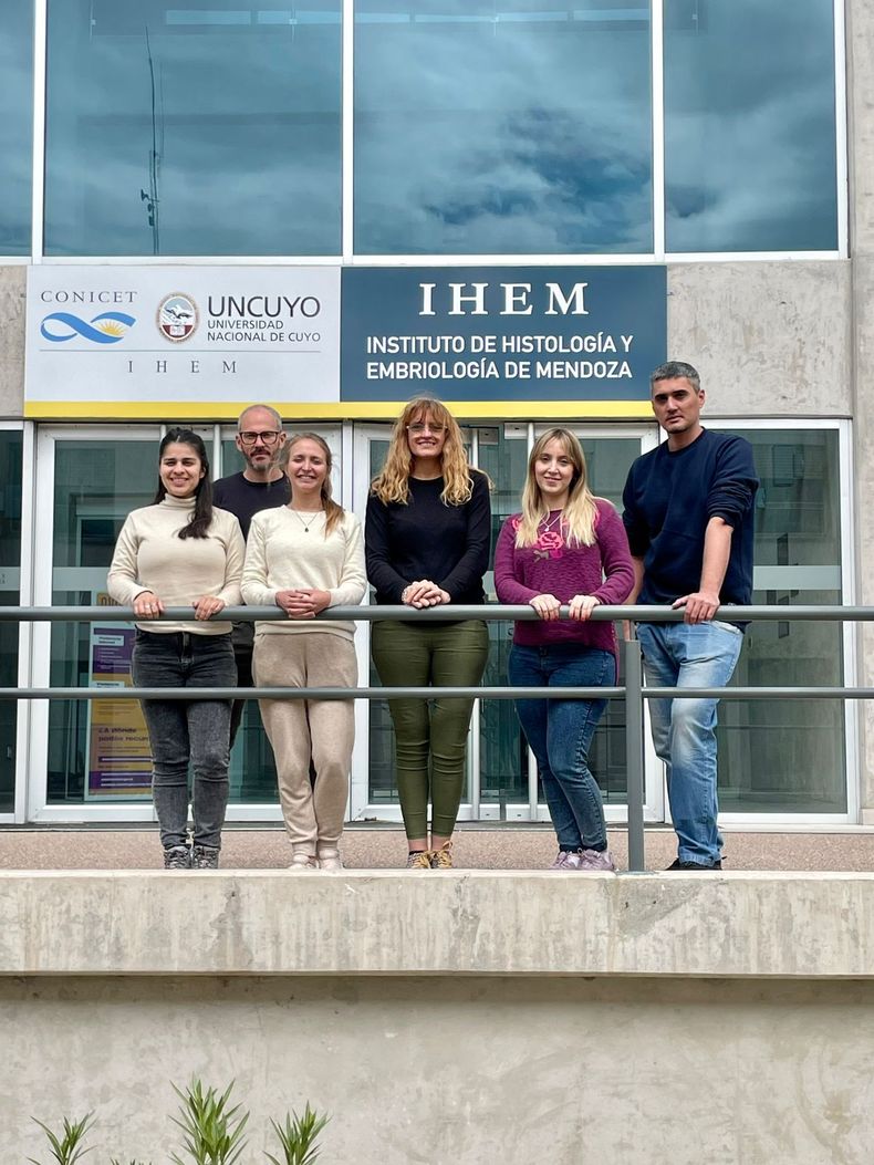 La dra. Romano junto a su equipo de investigación. 