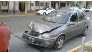 Joven atropella accidentalmente a su abuelo mientras probaba el auto que compraban juntos