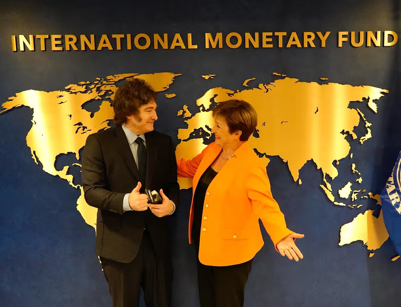 Mientras el dólar y el riesgo país se disparan el gobierno apuesta a reuniones de Javier Milei con Kristalina Georgieva y Donald Trump para conseguir oxigeno extra.