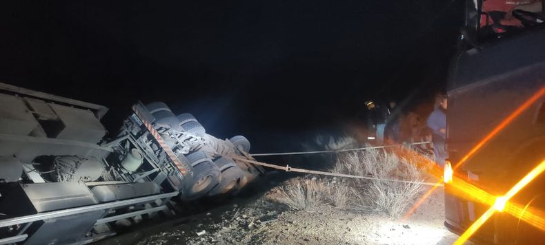 camion vuelco alta montaña.jpeg