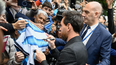 Lionel Messi se acercó a los fanáticos que lo esperaban en Oviedo y firmó camisetas antes de la entrega del premio.